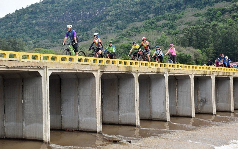 Grupos de ciclistas fizeram a travessia