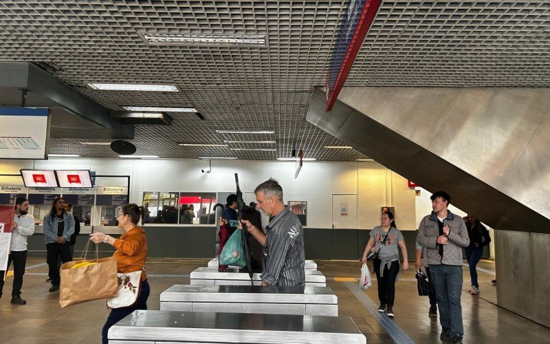 Trens voltam a circular até Porto Alegre quatro meses após a enchente