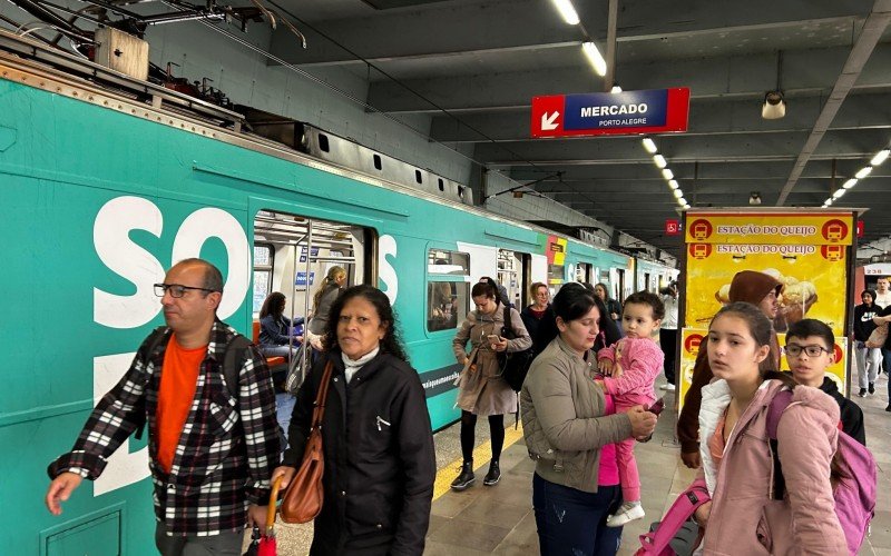 Trens voltam a circular até Porto Alegre quatro meses após a enchente