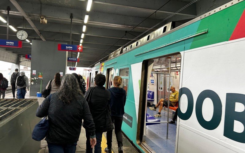 Trens voltam a circular até Porto Alegre quatro meses após a enchente