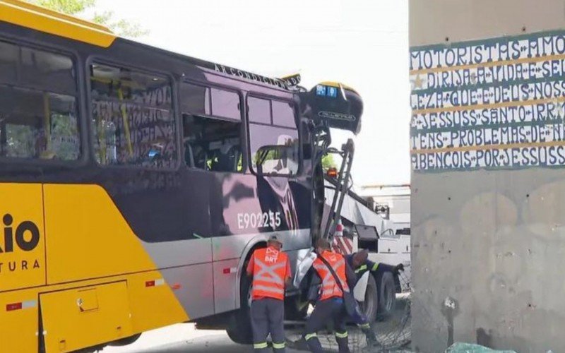 Acidente com BRT deixa dezenas de feridos | abc+