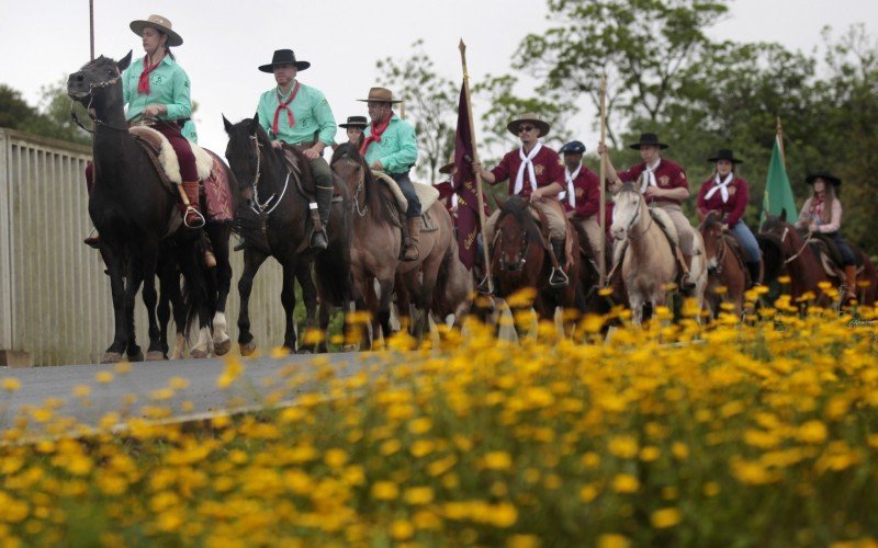 Cavalarianos e cavalarianas desfilam pelas ruas de Canoas em celebração à Semana Farroupilha