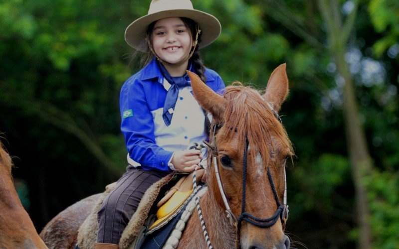 Manuela de Paula desfila pelo segundo ano montada na égua Lua