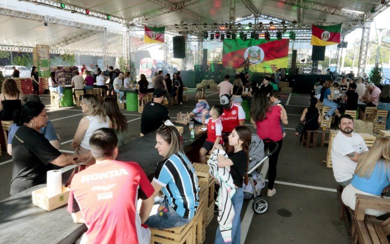 Evento reuniu gastronomia e nomes da música regional no estacionamento do ParkShopping Canoas