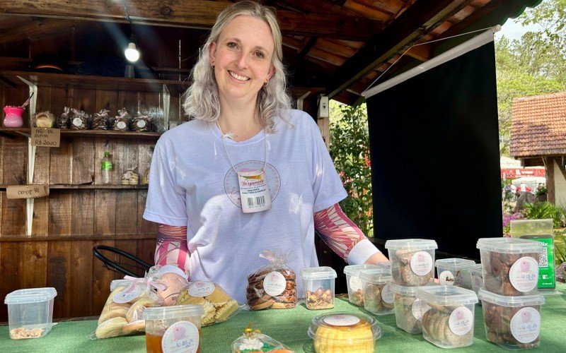 Bolos, cucas e bolachas de bergamota fazem sucesso no estande de Carolina Weber. | abc+