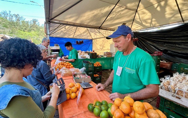 Venda da fruta in natura também movimenta visitantes.  | abc+