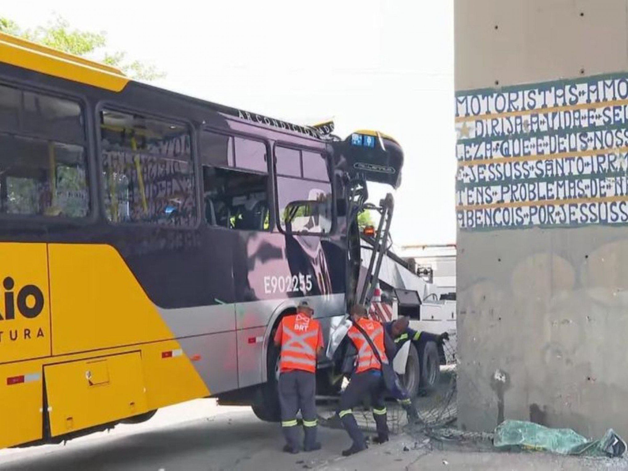 Acidente com BRT deixa dezenas de feridos no Rio de Janeiro