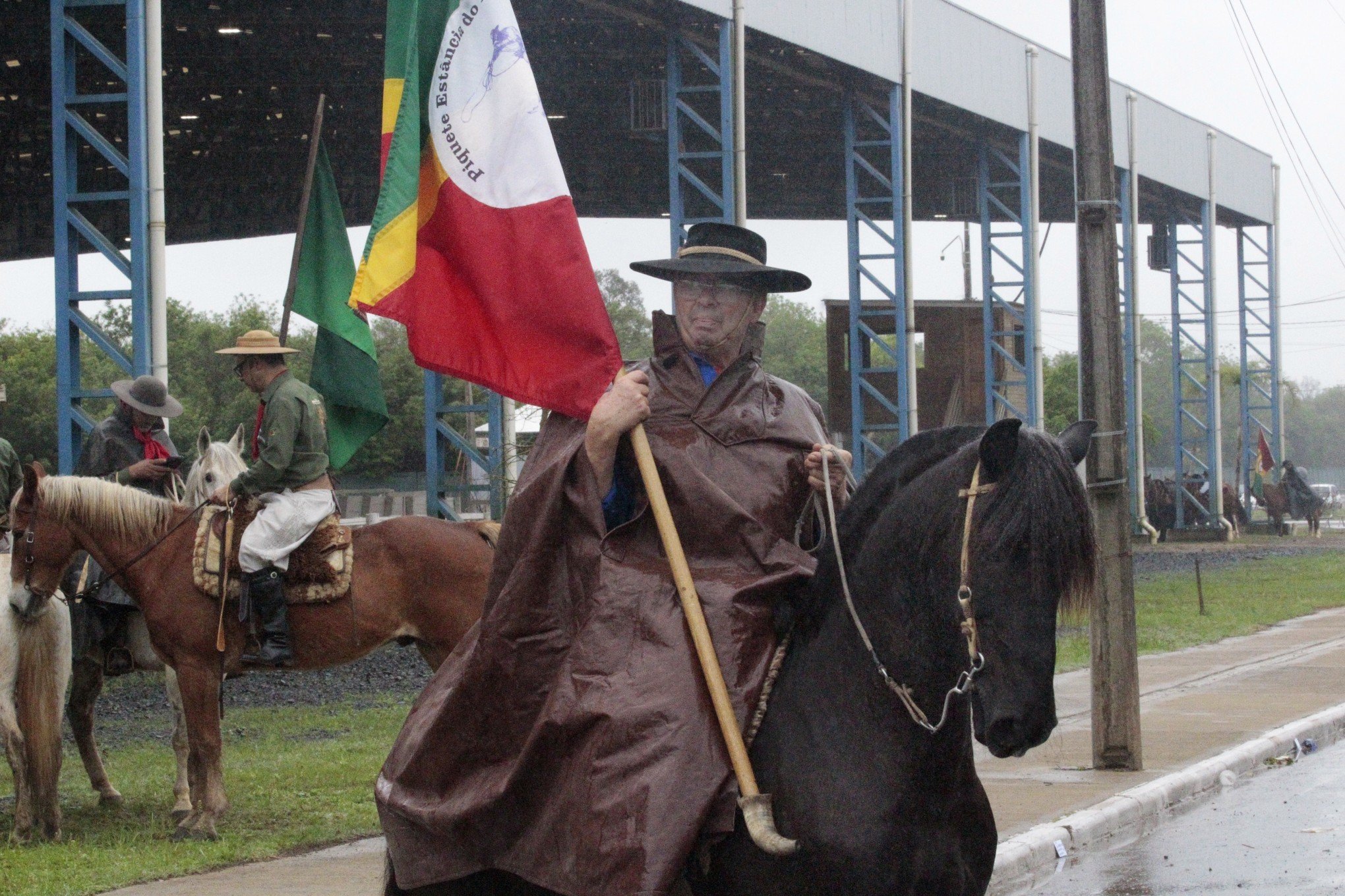 Desfiles Farroupilhas em Nova Santa Rita e Canoas: Cavalarianos celebram a tradição neste sábado
