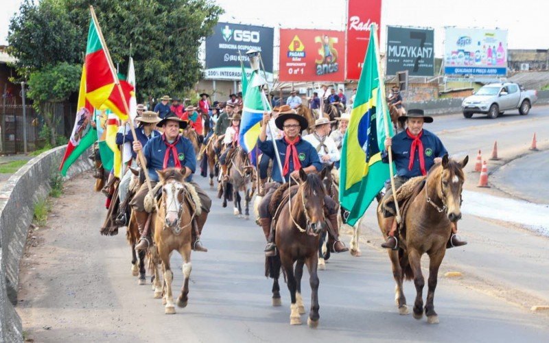 Em Esteio, desfile contou com cavalarianos na sexta-feira (20)