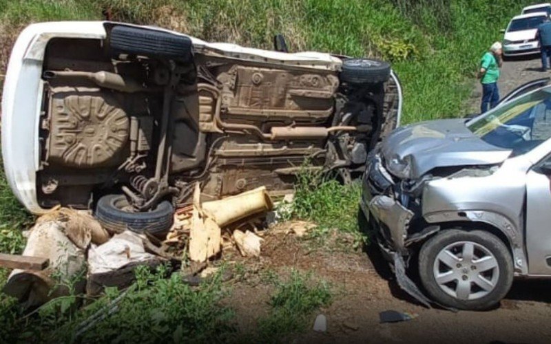 Táxi tombou após colisão com outro veículo na RS-115, em Igrejinha