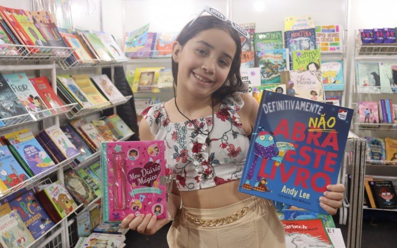 Sofia gosta tanto de escrever que, aos 9 anos, está no 5º diário