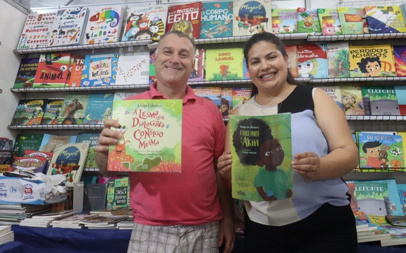 Os livreiros Luiz e Mariane vieram de Canela pelo segundo ano consecutivo graças aos vale-livros