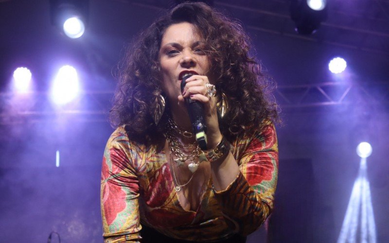 Cover de Gal Costa encerrou o evento na noite deste domingo