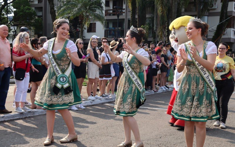 Desfile temático do Kerb de São Miguel