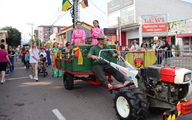 Desfile temático do Kerb de São Miguel