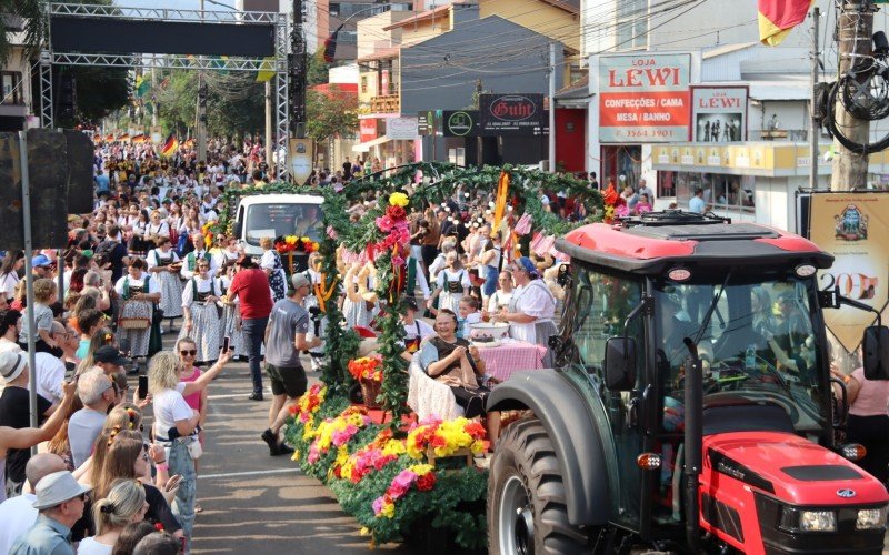 Desfile do Kerb de São Miguel, em Dois Irmãos