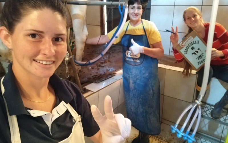 Larissa com a mãe e a irmã durante dia manejo na Agropecuária Zambiasi, em Coqueiros do Sul | abc+