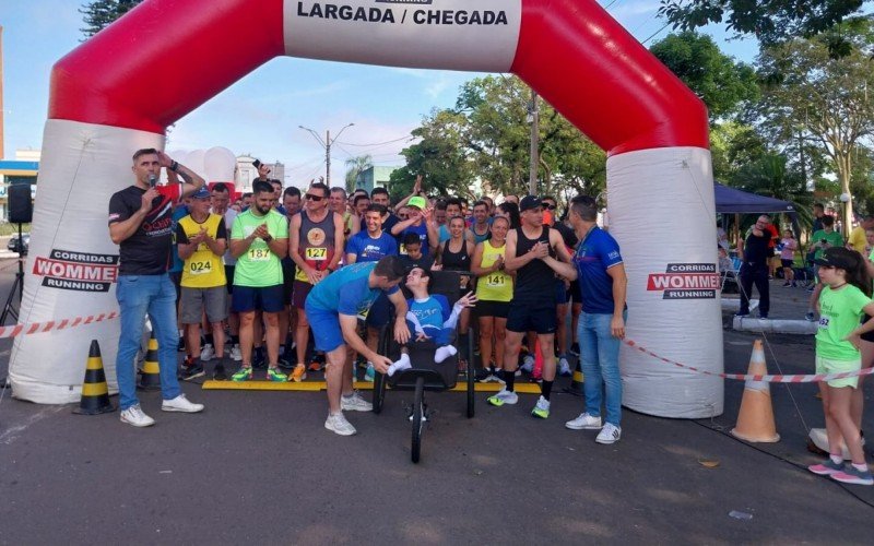 Rústica de 65 anos de Estância Velha: Eduardo Nunes, 21 anos, foi marcado por aplausos especiais na saída e na chegada.

 