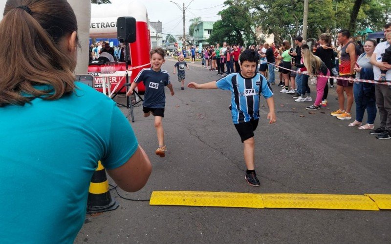 Rústica de 65 anos de Estância Velha  A analista de marketing, Manoela Fernandes, 35 anos, registrou a chegada do filho, Benjamin Fernandes, 7, (à esquerda na  foto). 