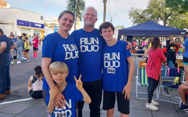 Rústica de 65 anos de Estância Velha : Os irmãos Gustavo e Vinícius Alflen, 12 e 5 anos respectivamente, também participaram da rústica. Os pais, o operador de máquina Lúcio Alflen, 43 , e a secretária Alexandra Alflen, 40, não escondem o incentivo à prática do esporte. 
