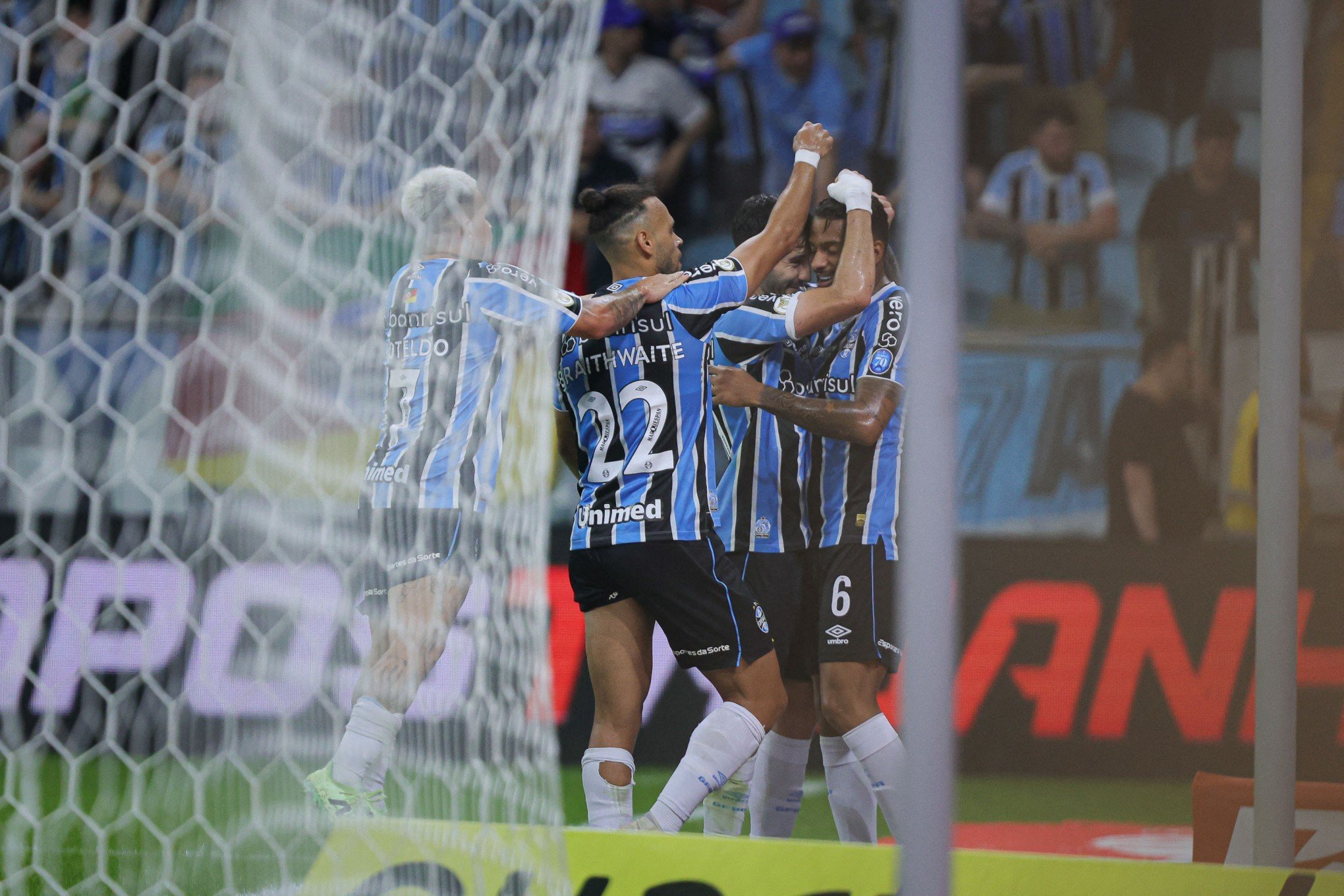 Com apoio da torcida, Grêmio vence Flamengo por 3 a 2 na Arena