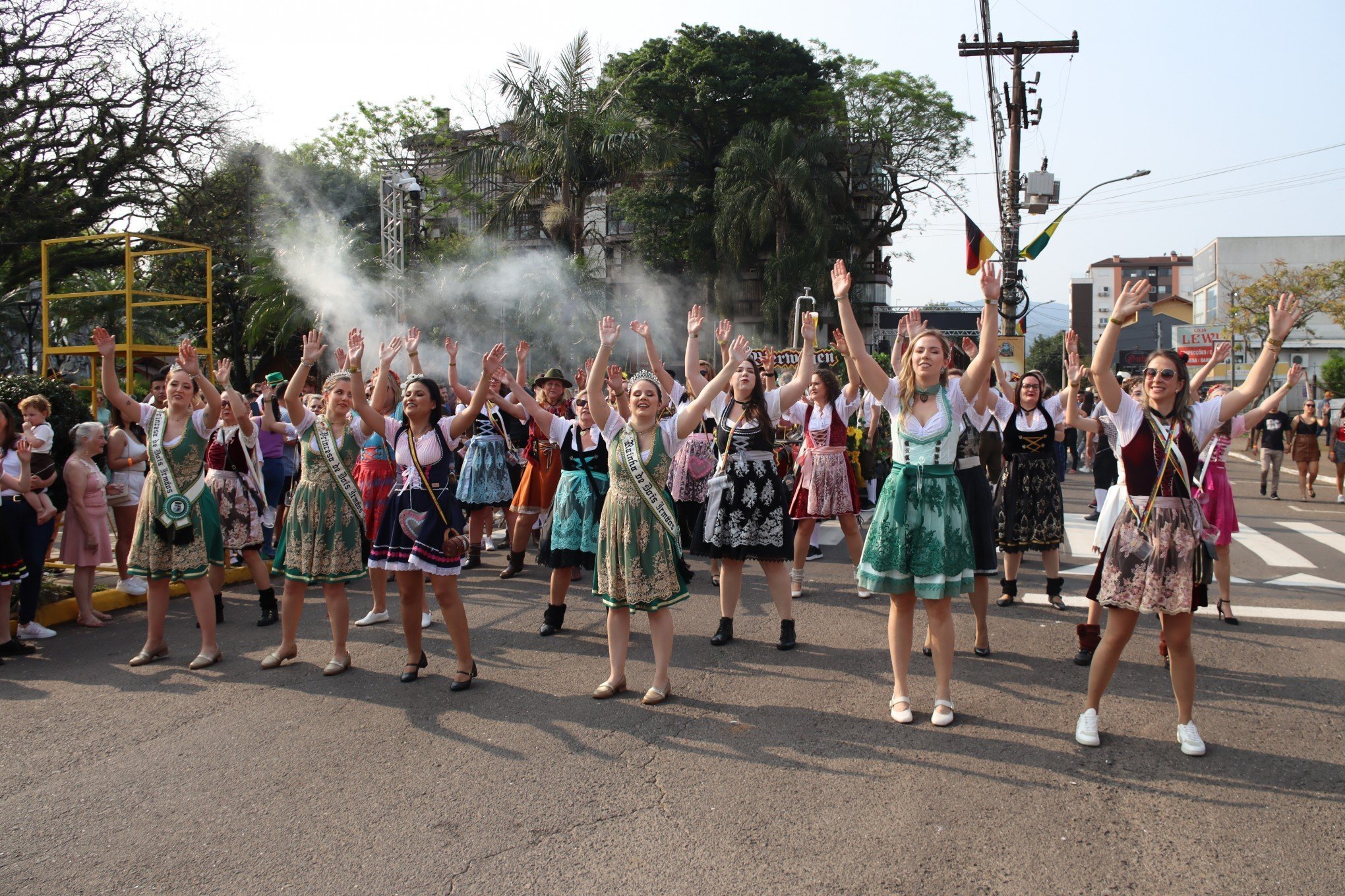 FOTOS: Desfile temático leva alegria para as ruas de Dois Irmãos no Kerb de São Miguel