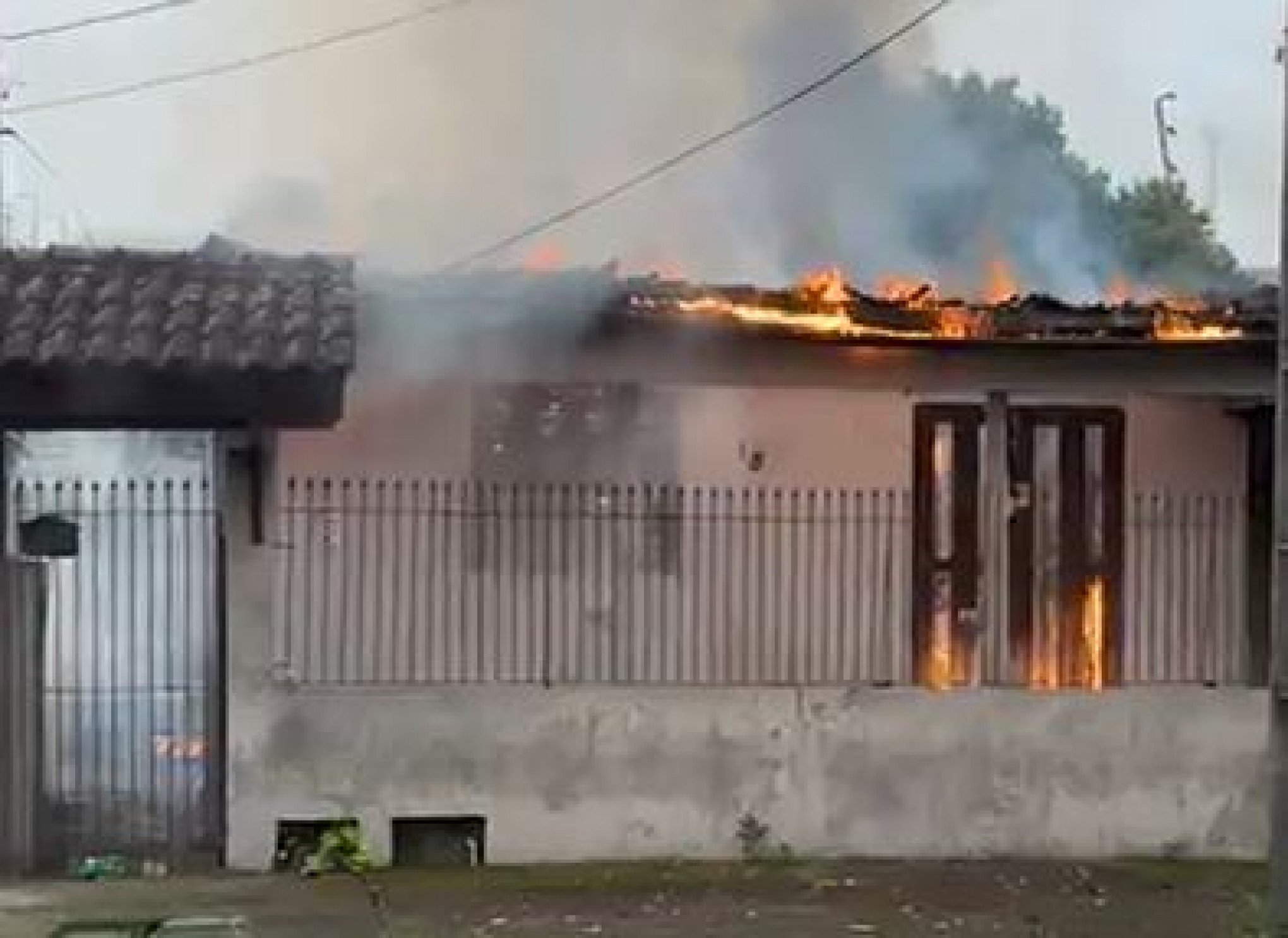 VÍDEO: Casa amanhece pegando fogo e assusta vizinhança em Novo Hamburgo