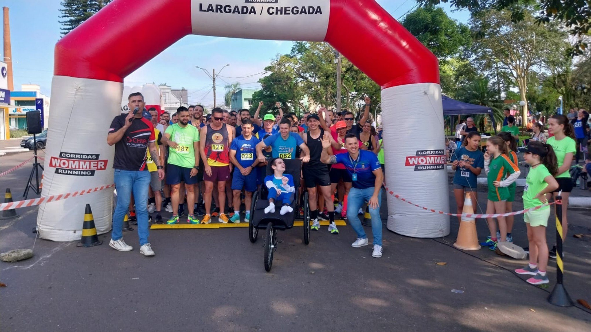 Histórias que marcam o esporte: Jovem com paralisia cerebral é aclamado durante corrida na região