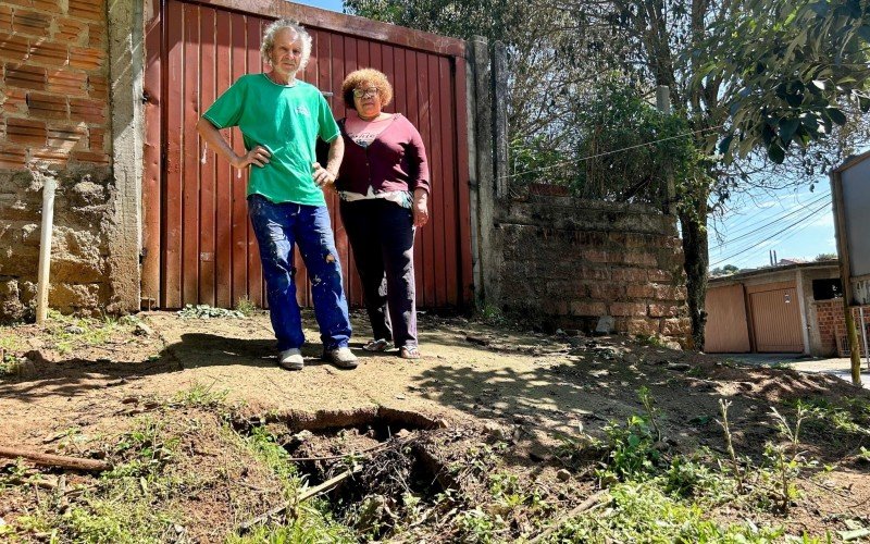 Buraco em frente à residência impedia uso de garagem particular, no bairro Boa Saúde. | abc+