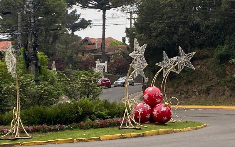 Decoração do Natal Luz de Gramado começa a ser montada