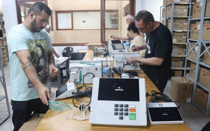 No Cartório Eleitoral, leopoldense, equipe da Zona 51 prepara as 243 urnas da sua área