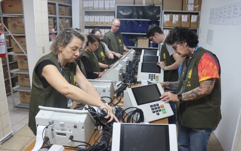 Da mesma forma, no local, equipe da Zona 73 trabalha nas 234 urnas de sua área de atuação