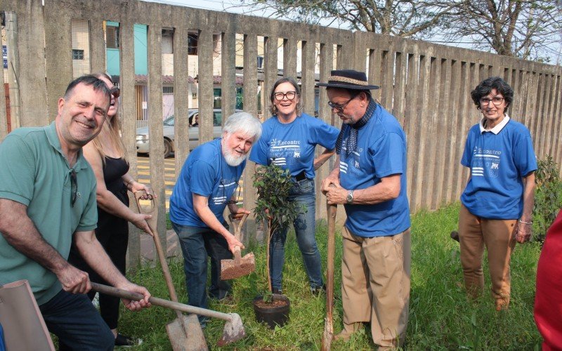 Mudas nativas e pioneiras foram plantadas na escola na quinta-feira (19)