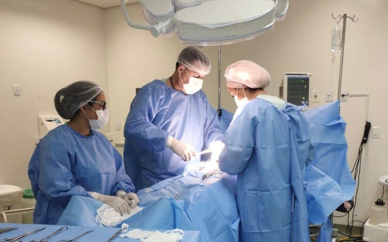 As especialidades oferecidas são Cirurgia Geral, Clínica Médica, Ginecologia e Obstetrícia, Medicina de Família e Comunidade e Psiquiatria