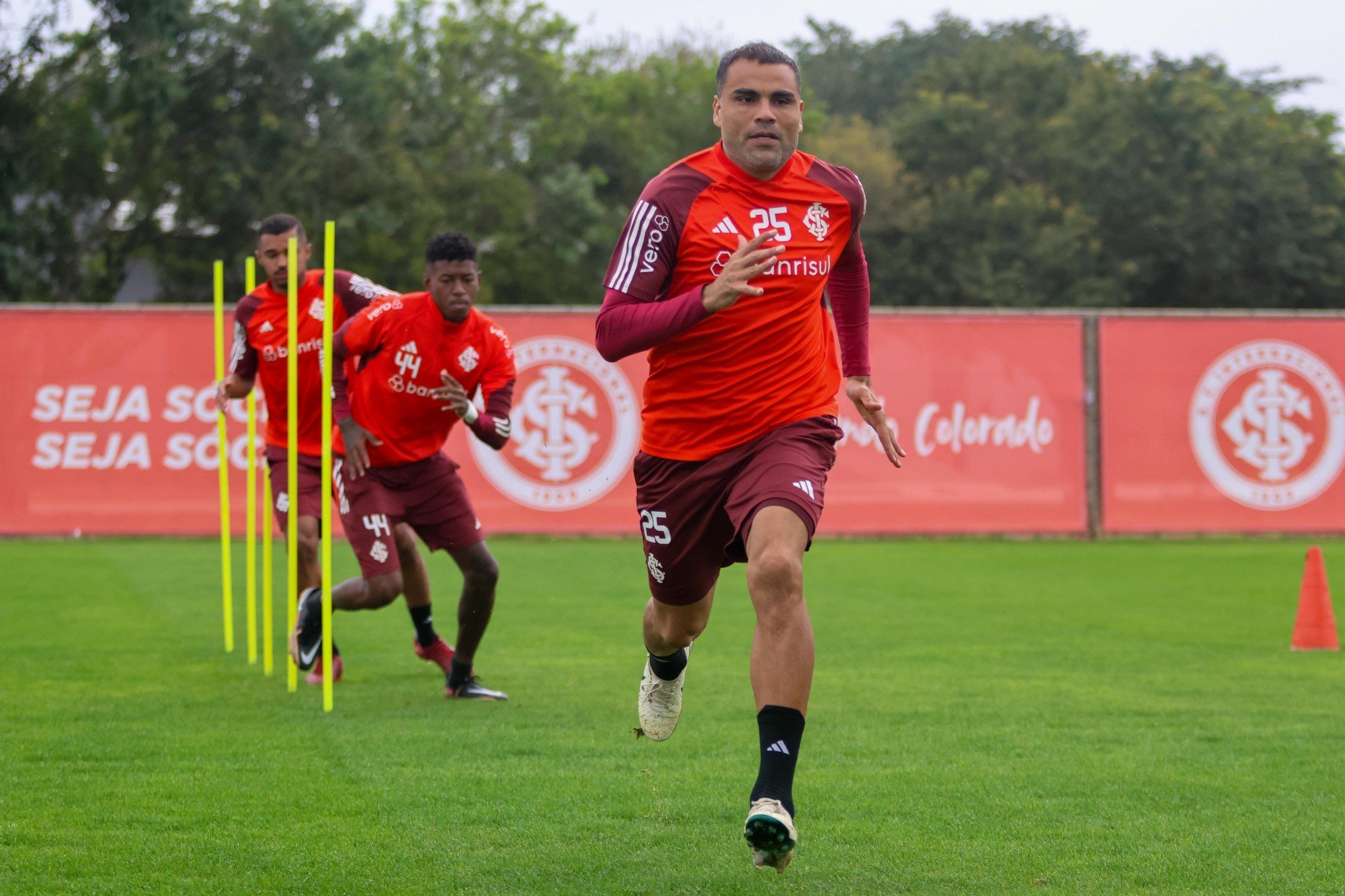 Inter confirma lesão do zagueiro Gabriel Mercado