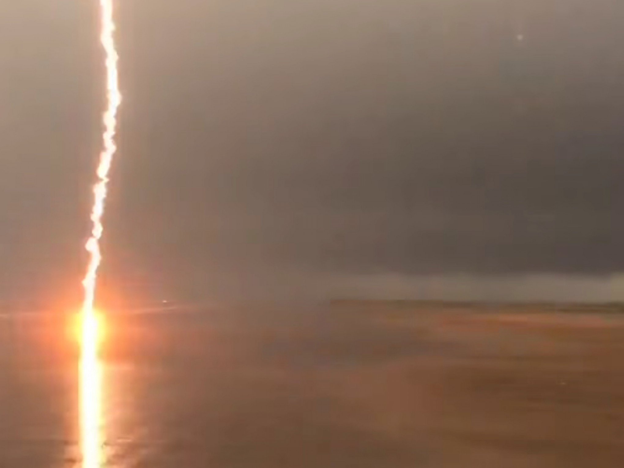 VÍDEO: Raio "rasga" o céu e assusta em praia gaúcha