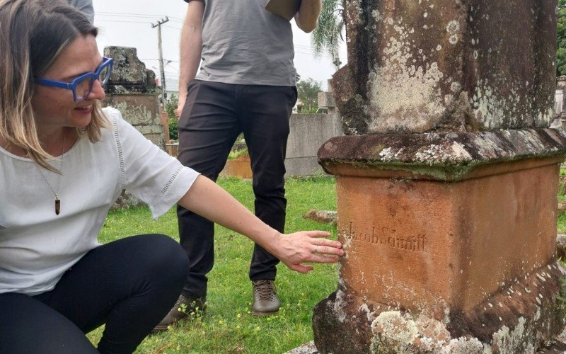 Pesquisadores Ingrid Arandt, Jorge Luis Stocker e Cristiano Enrique de Brum no Cemitério evangélico luterano do projeto Cemitérios Patrimoniais: Preservando Memórias e Materialidades