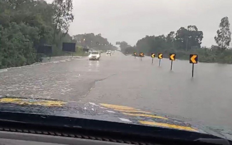 BR-116: Chuva se acumula e trecho da rodovia tem água sobre a pista no RS | abc+