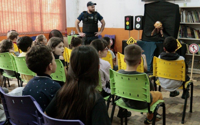 Alunos da Escola Estadual Vasco da Gama recebem ação educativa da Secretaria Municipal de Transportes e Mobilidade na Semana Nacional do Trânsito