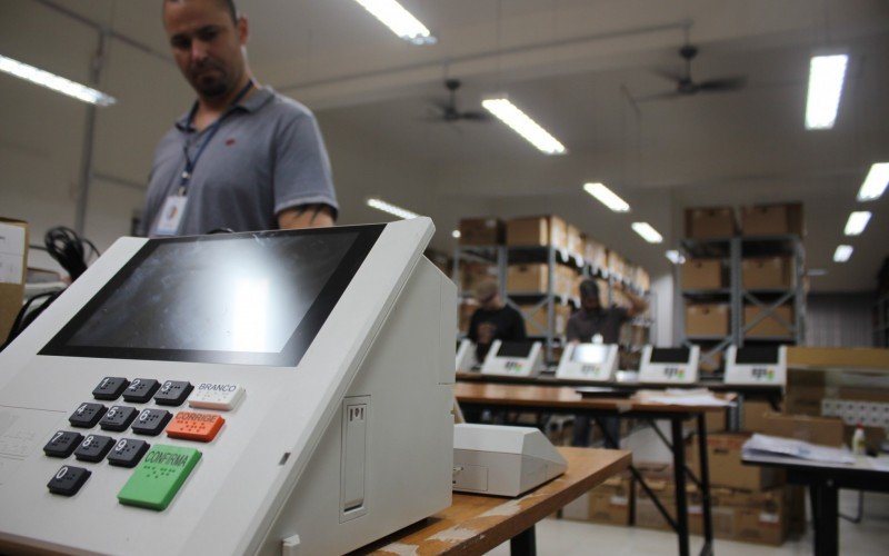Cartório eleitoral começa a preparar urnas eletrônicas para as eleições em Novo Hamburgo | abc+