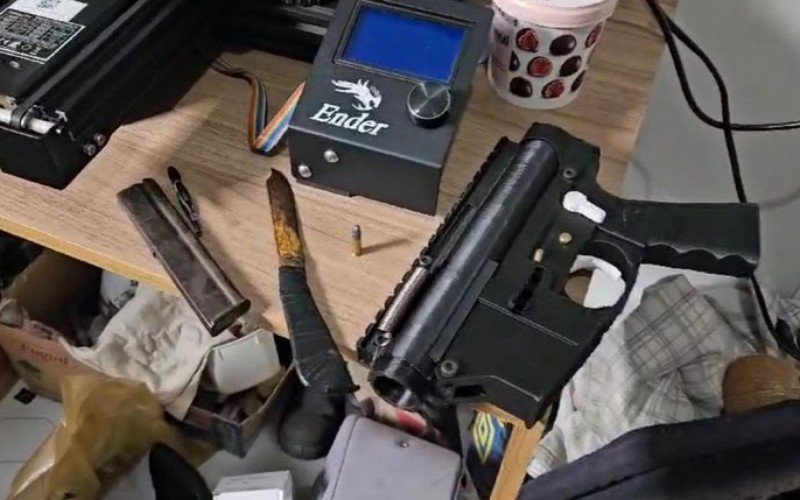 Polícia Federal prende homem que fabricava armas com impressora 3D | abc+
