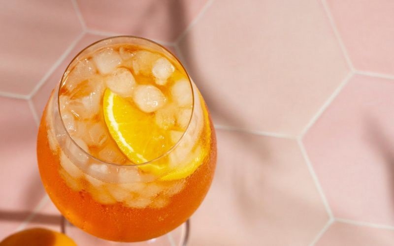 Suco de pêssego com gelo de alface e laranja é gostoso e fácil de fácil  | abc+