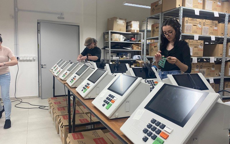 Cartório eleitoral começa a preparar urnas eletrônicas para as eleições em Novo Hamburgo | abc+