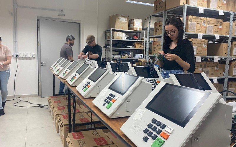 Cartório eleitoral começa a preparar urnas eletrônicas para as eleições em Novo Hamburgo | abc+
