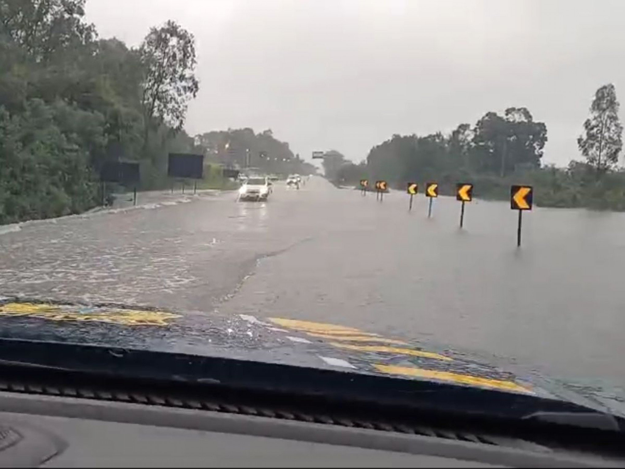 BR-116: Chuva se acumula e trecho da rodovia tem água sobre a pista no RS