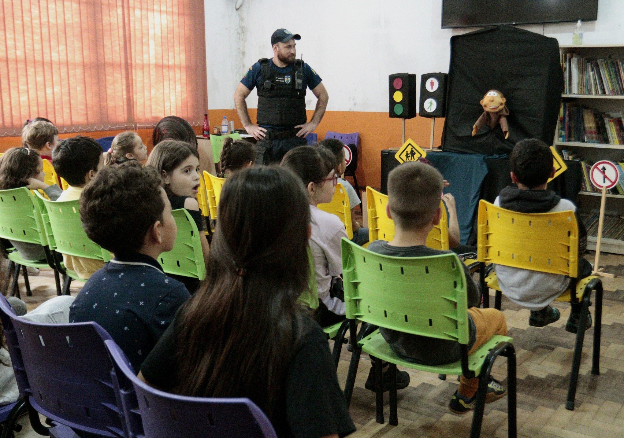 Agentes realizam ação educativa sobre trânsito em escola