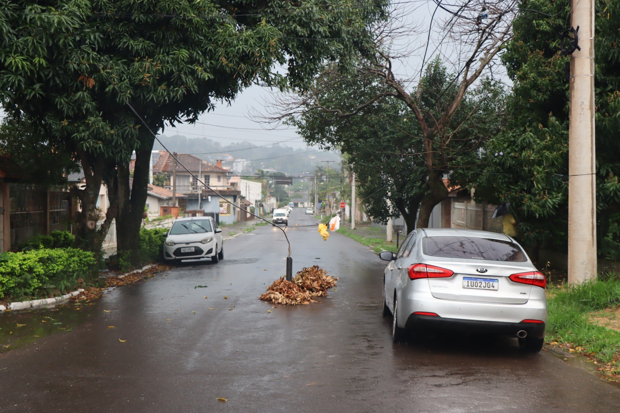 Fios ficam caídos no meio da rua após serem derrubados por caminhão no bairro Ideal