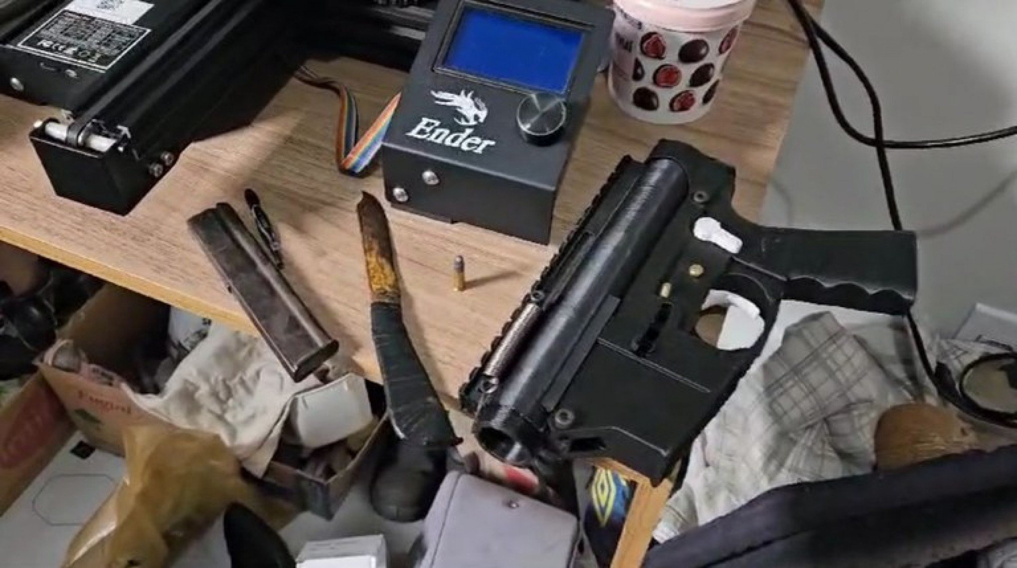Homem que usava impressora 3D para fabricar submetralhadora é preso pela Polícia Federal