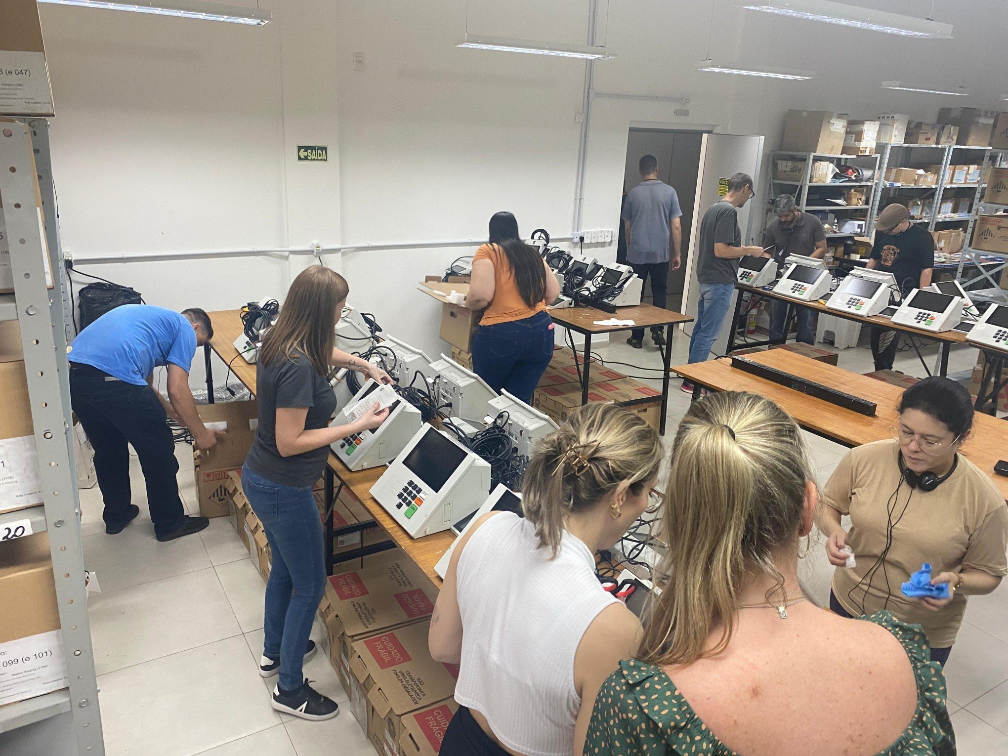 ELEIÇÕES: Conheça o procedimento que prepara quase 600 urnas eletrônicas para votação em Novo Hamburgo