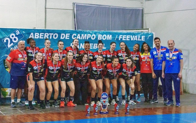 Equipe da AECB, de Campo Bom, venceu o Aberto de Handebol no naipe feminino | abc+